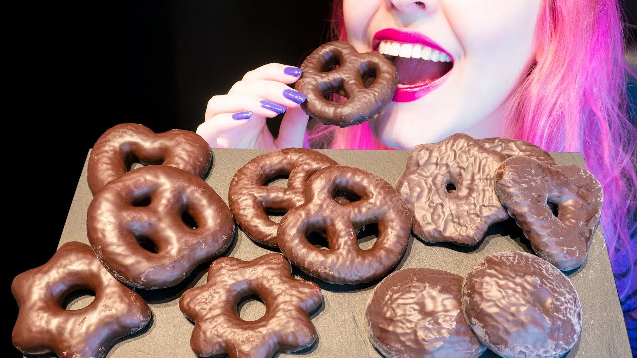 ASMR: Fluffy Chocolate Covered Gingerbread | German Lebkuchen ~ Relaxing Eating [No Talking|V] 😻