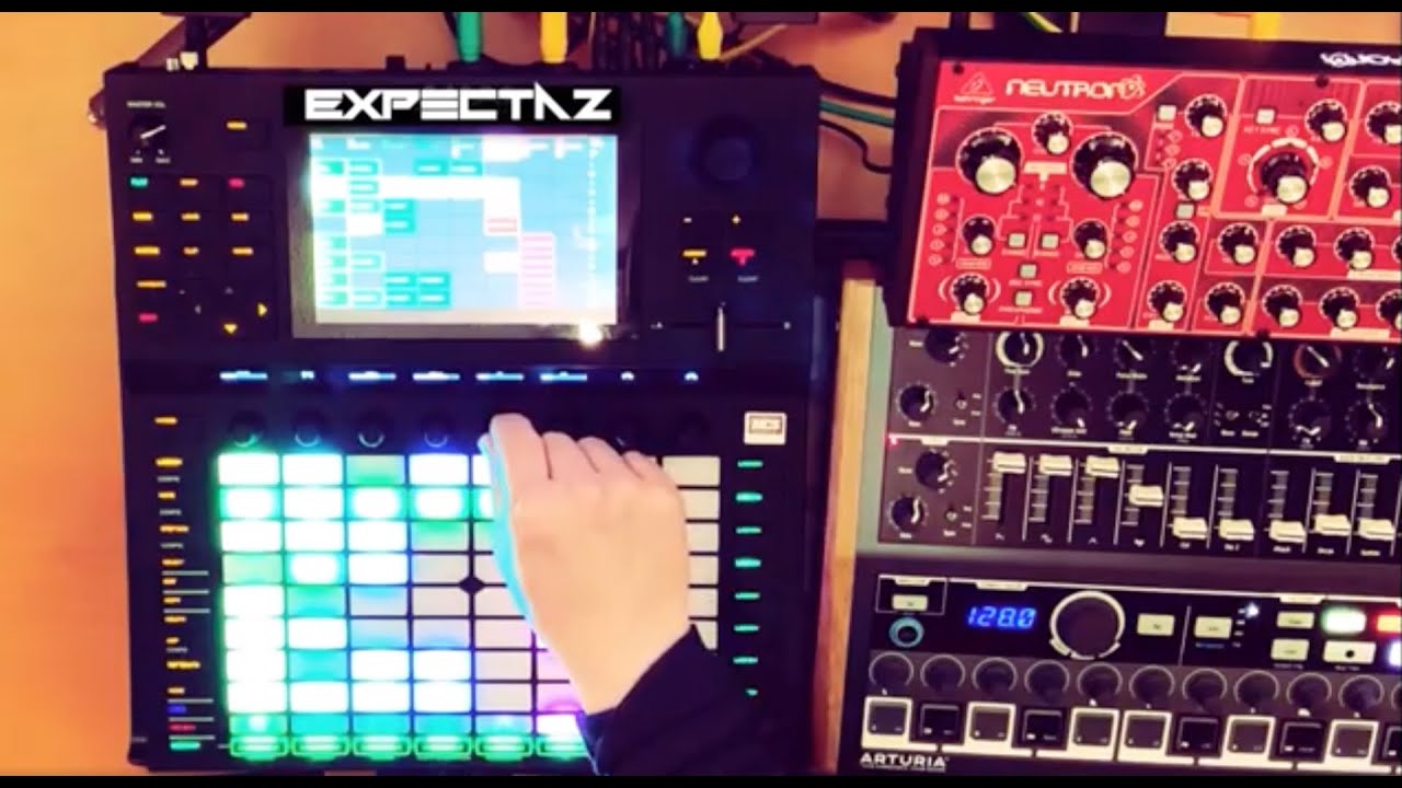Akai Force - Techno and Electronic live set with samples from Arturia Minibrute & Behringer Neutron