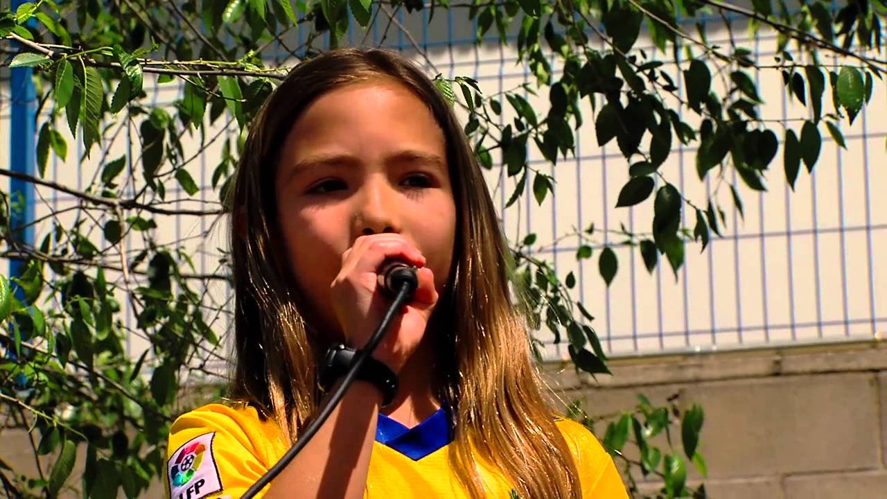 La ilusión de Beatriz Ruiz, nuestra niña speaker del partido ante el R.C.D Mallorca