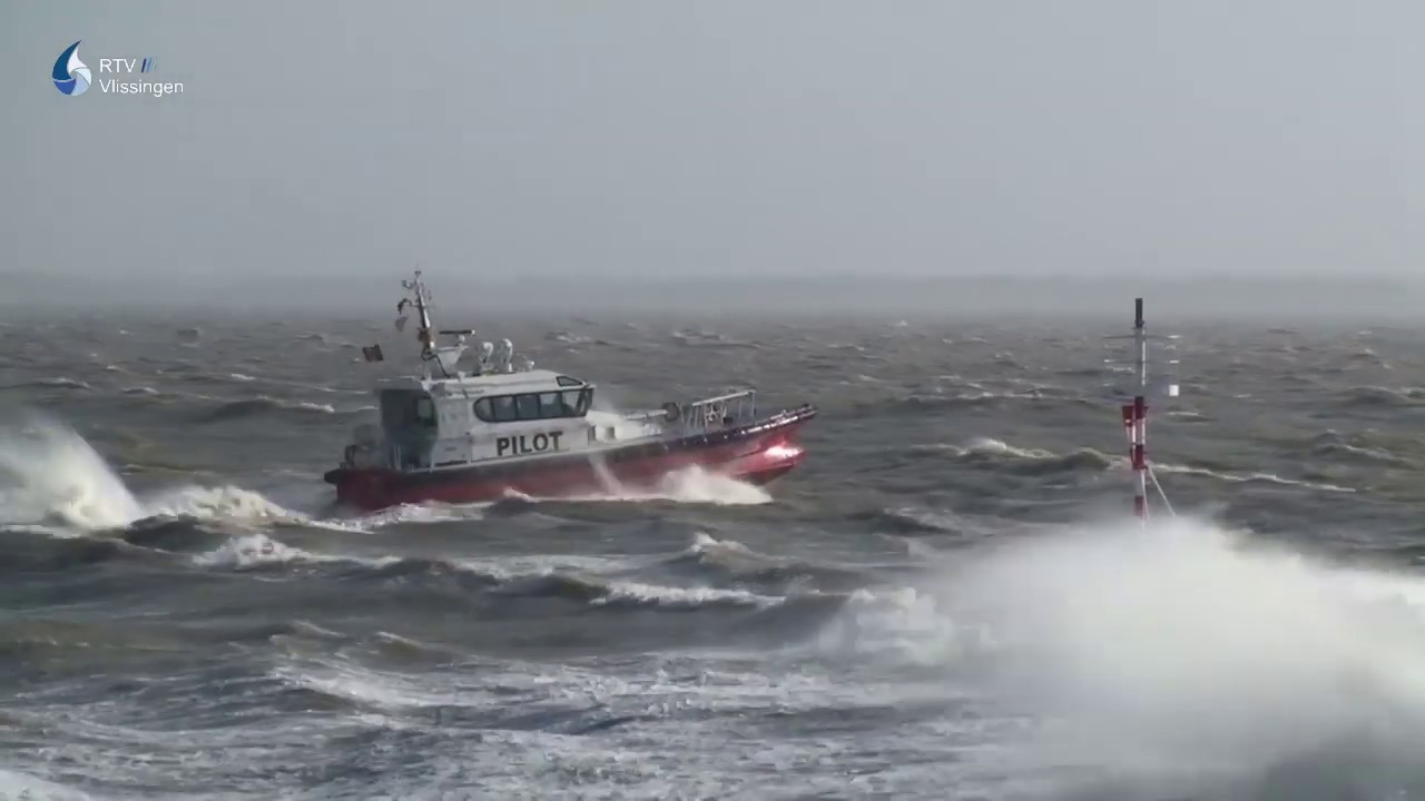 Hard tot stormachtige wind en hoge golven