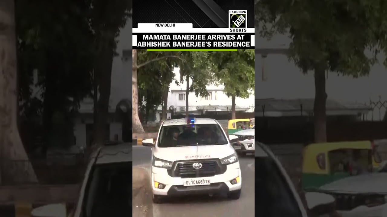 Глава TMC Мамата Банерджи прибыла в резиденцию лидера TMC Абхишека Банерджи