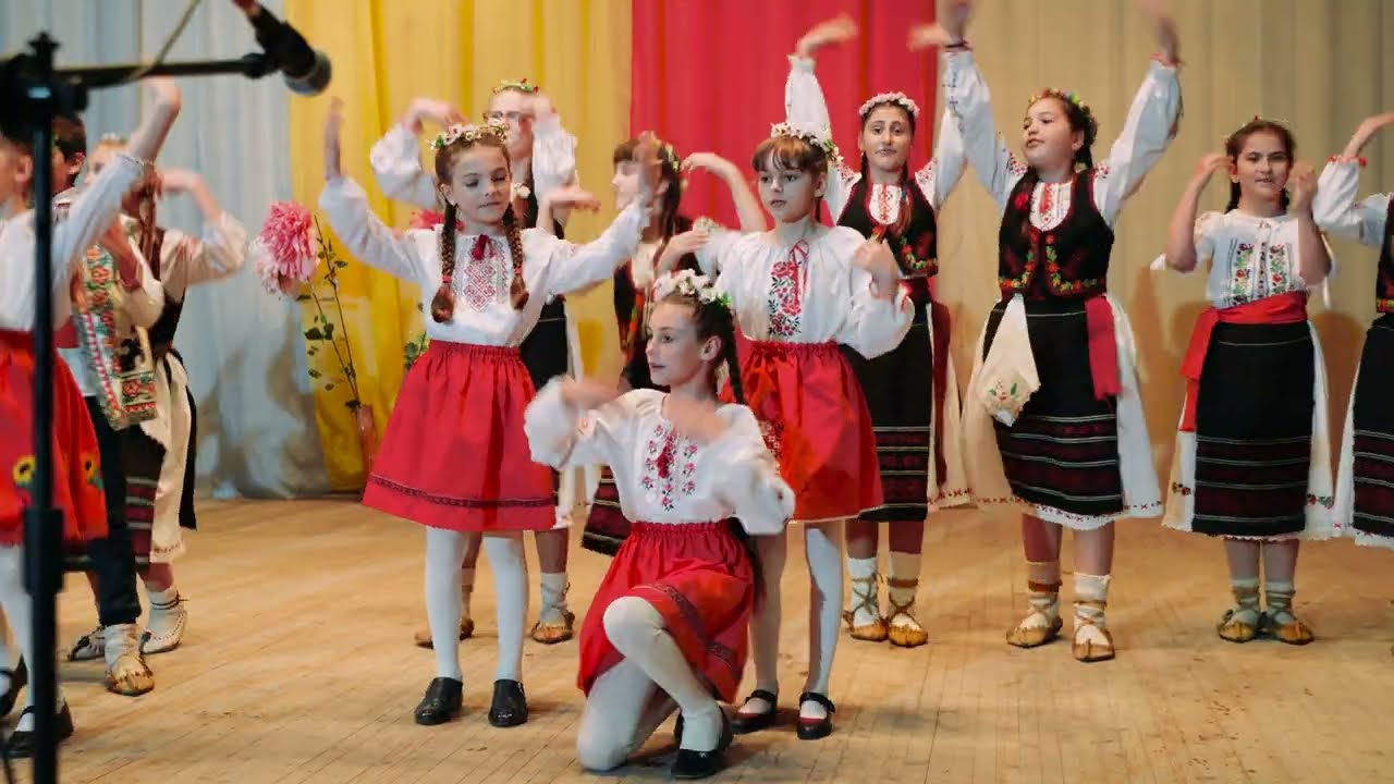 DGI. Cahul CRCC ”Universul”, filiala  Văleni grupul etnofolcloric „Mugurașii”, cond. Elena Boieru