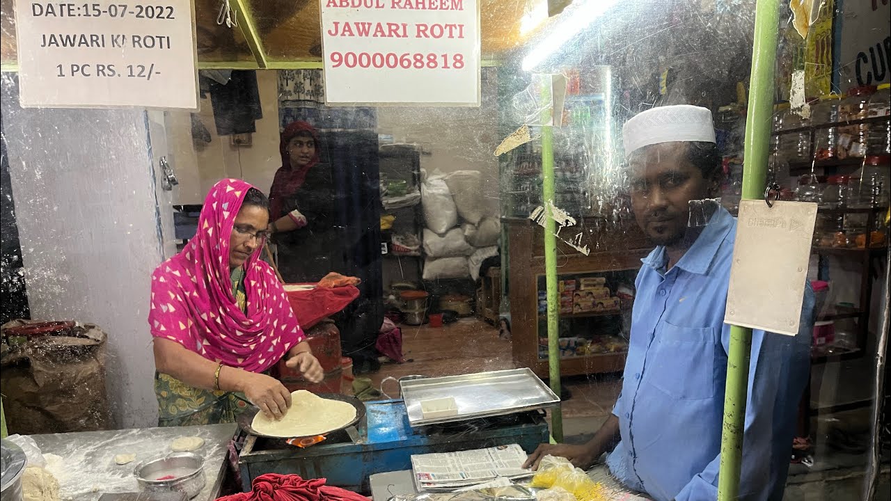 Gulbarga People making & Selling Jawari Roti 🫓 At Mallepally Hyderabad