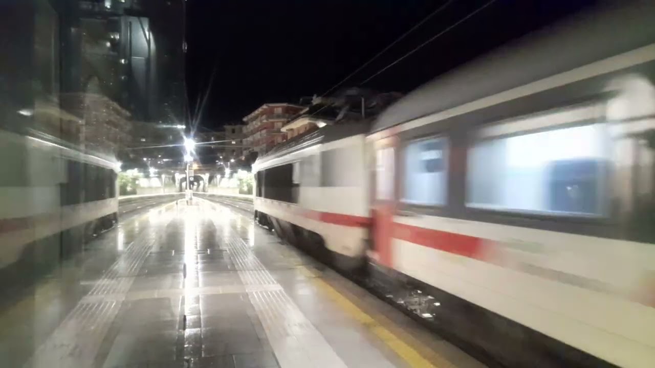 Intercity sun in transito notturno a Genova Sturla