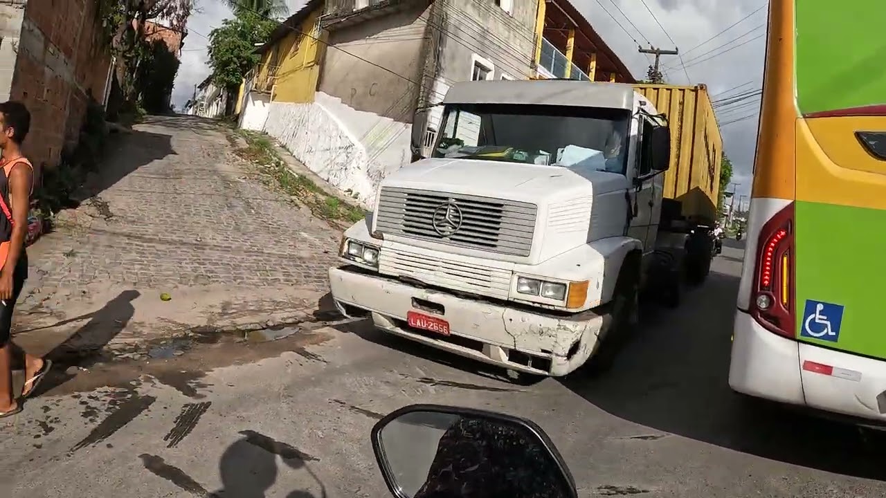Batida entre um ônibus e um carro na perimetral PE15 