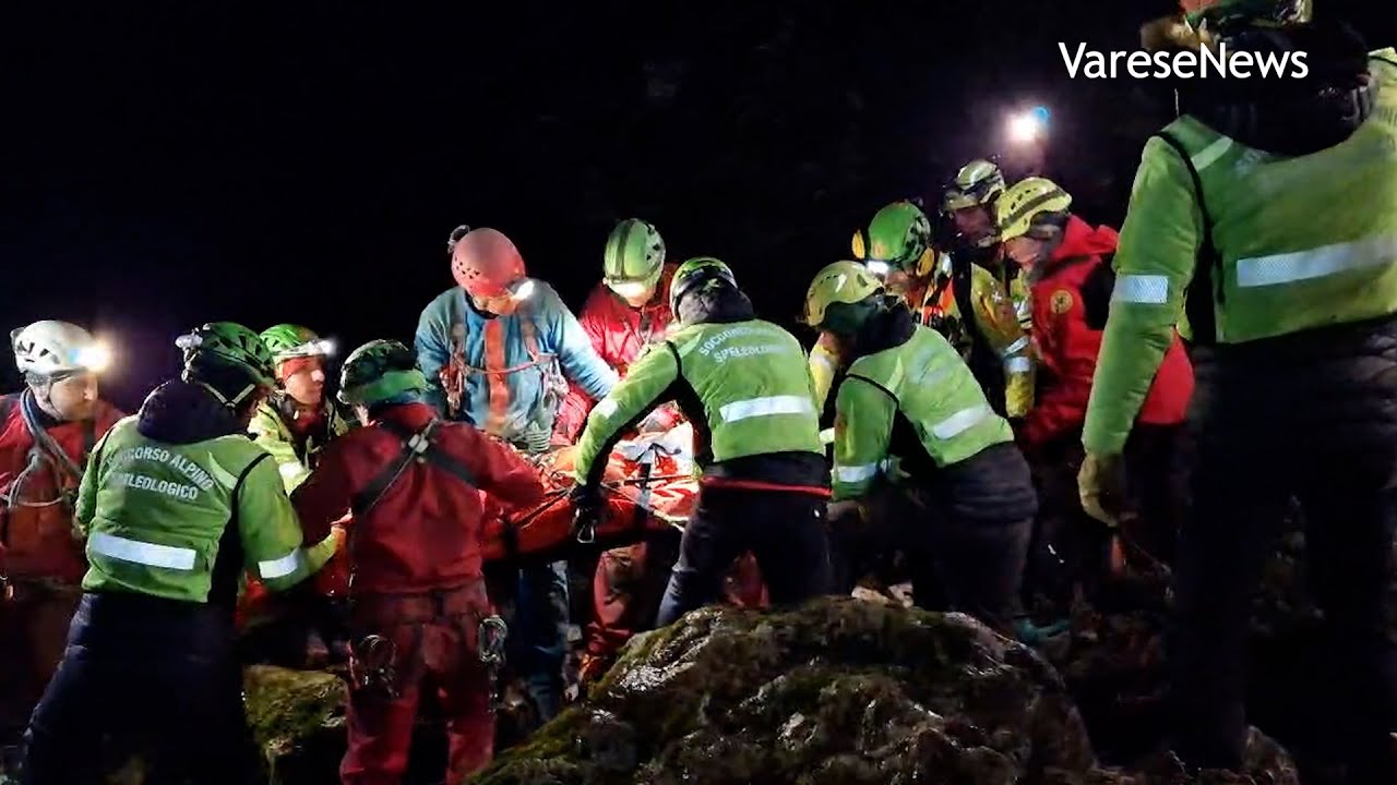 Speleologa intrappolata, il momento del salvataggio