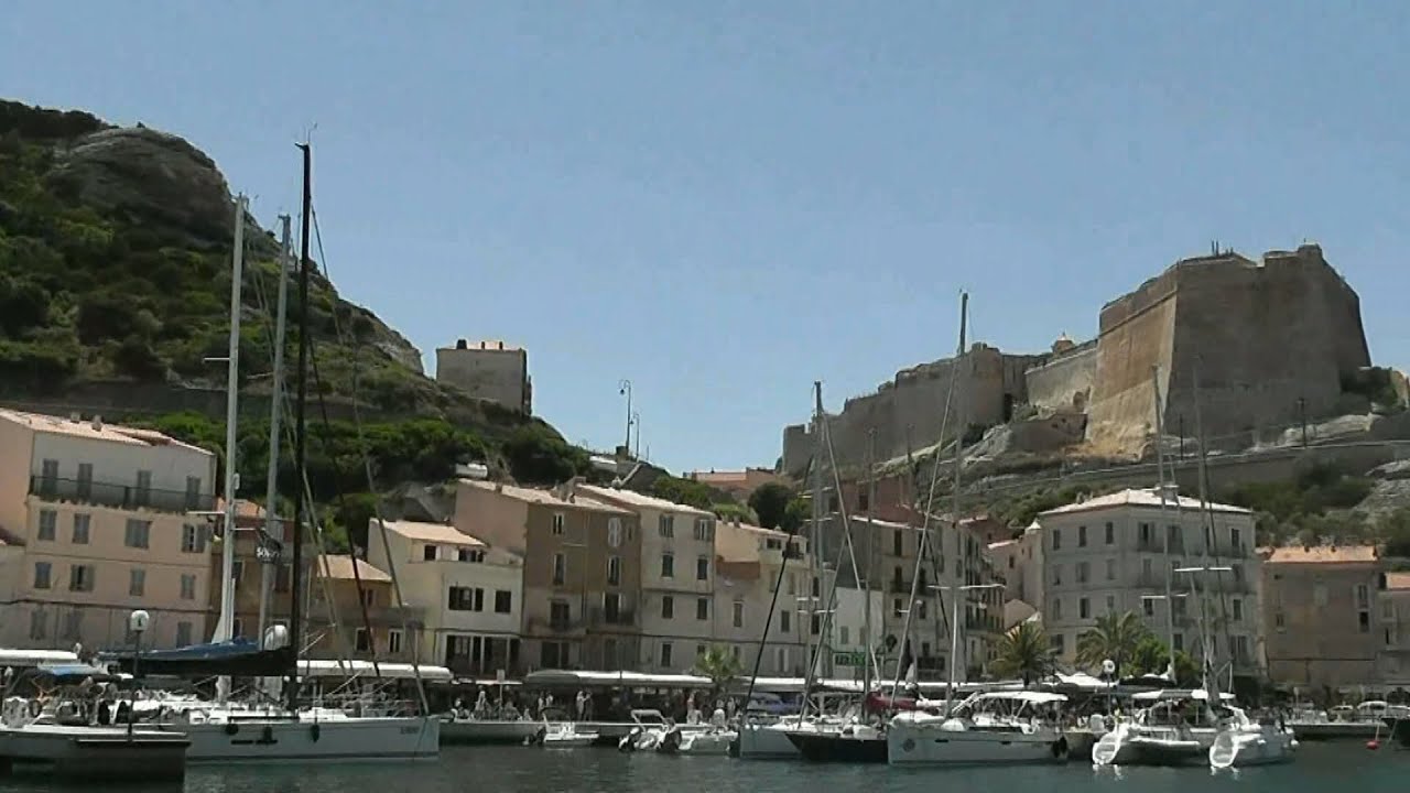 Promenade commentée en bateau aux alentours de Bonifacio.