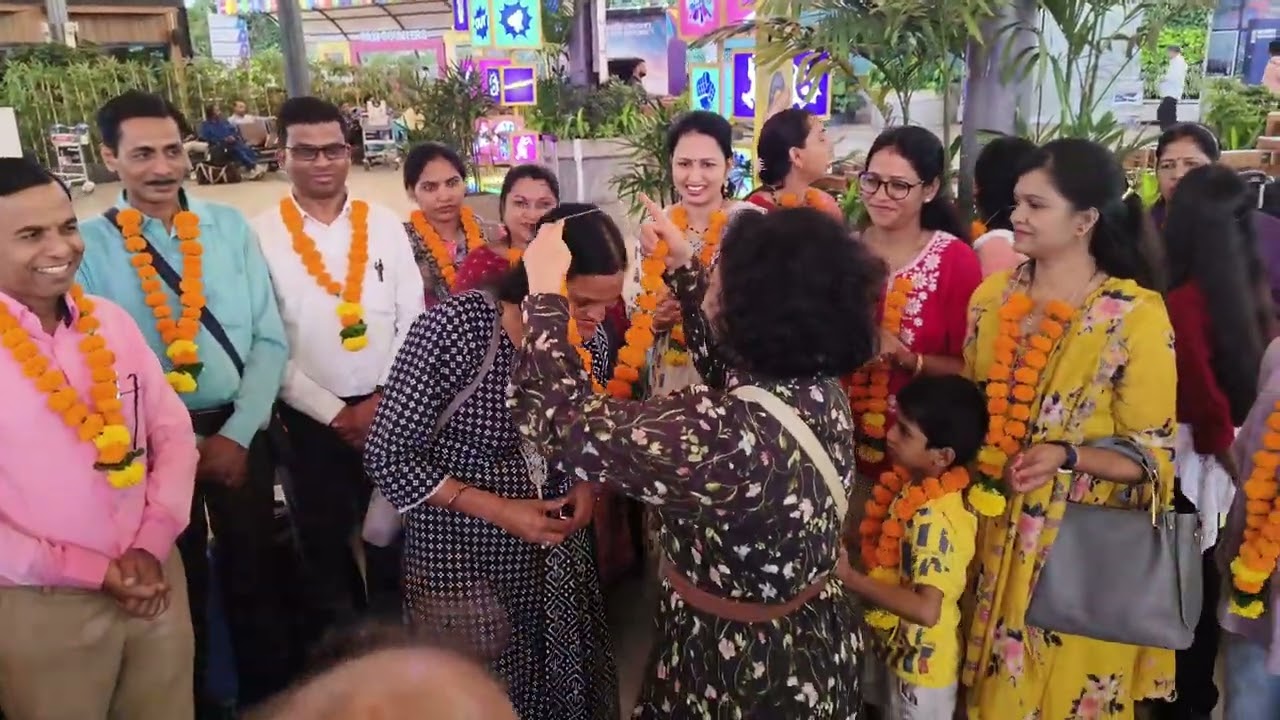 WELCOME BY NUTRICHARGE VOICE PRESIDENT MANISHA BHANDARI MISHRAJI AT MUMBAI AIRPORT 1
