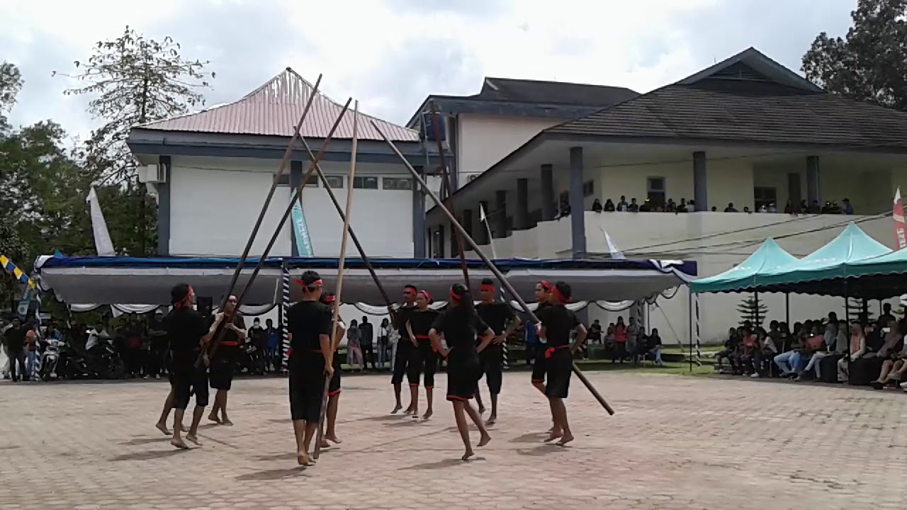 Tarian Saureka-reka Prodi Pendidikan Ekonomi dalam acara Dies Natalis FKIP UNPATTI tahun 2018