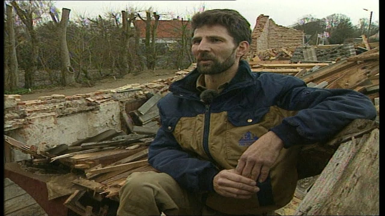 I sporet på decemberorkanen (1999): Lars' hus kollapsede i stormen