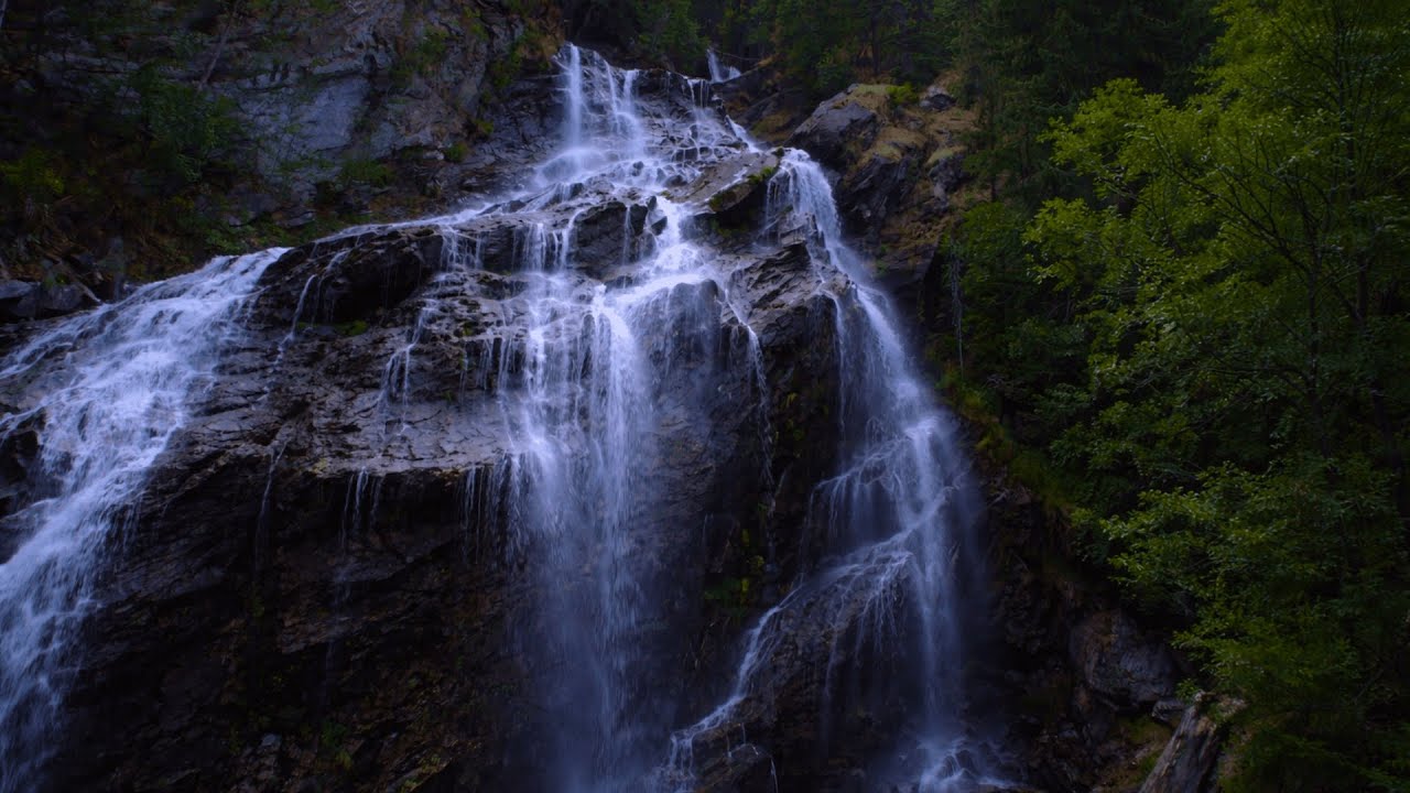 Cascada del Lenteney – Ruhiger Drohnenflug über einen Wasserfall