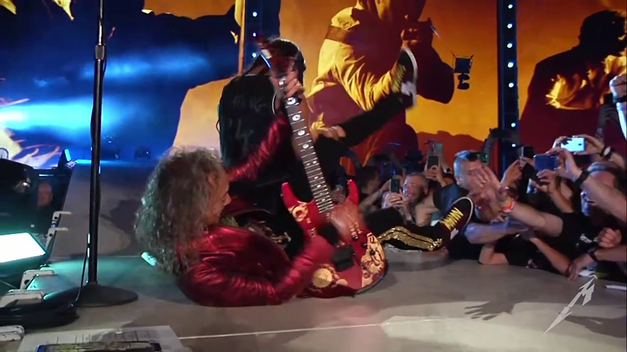 Kirk Hammett falls on stage (again)
