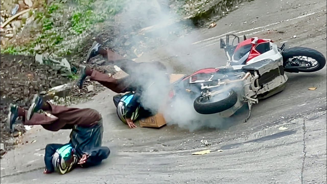 INNALILLAHI.. DETIK-DETIK MENGERIKAN !!! Pengendara Motor Terjatuh Terguling Di Tikungan Menanjak