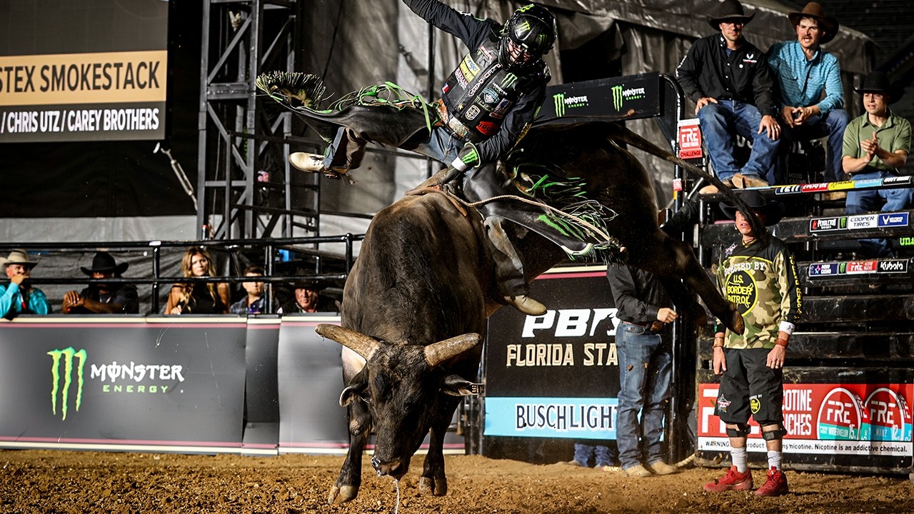 EVENT WINNER: Daylon Swearingen rides UTZ BesTex Smokestack for 90.85 points | PBR UTB Highlight