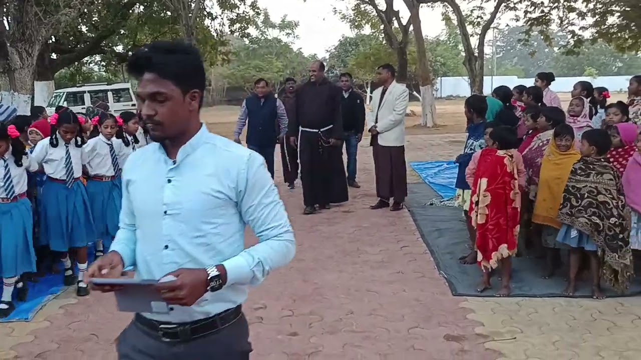 School students welcome the guest 