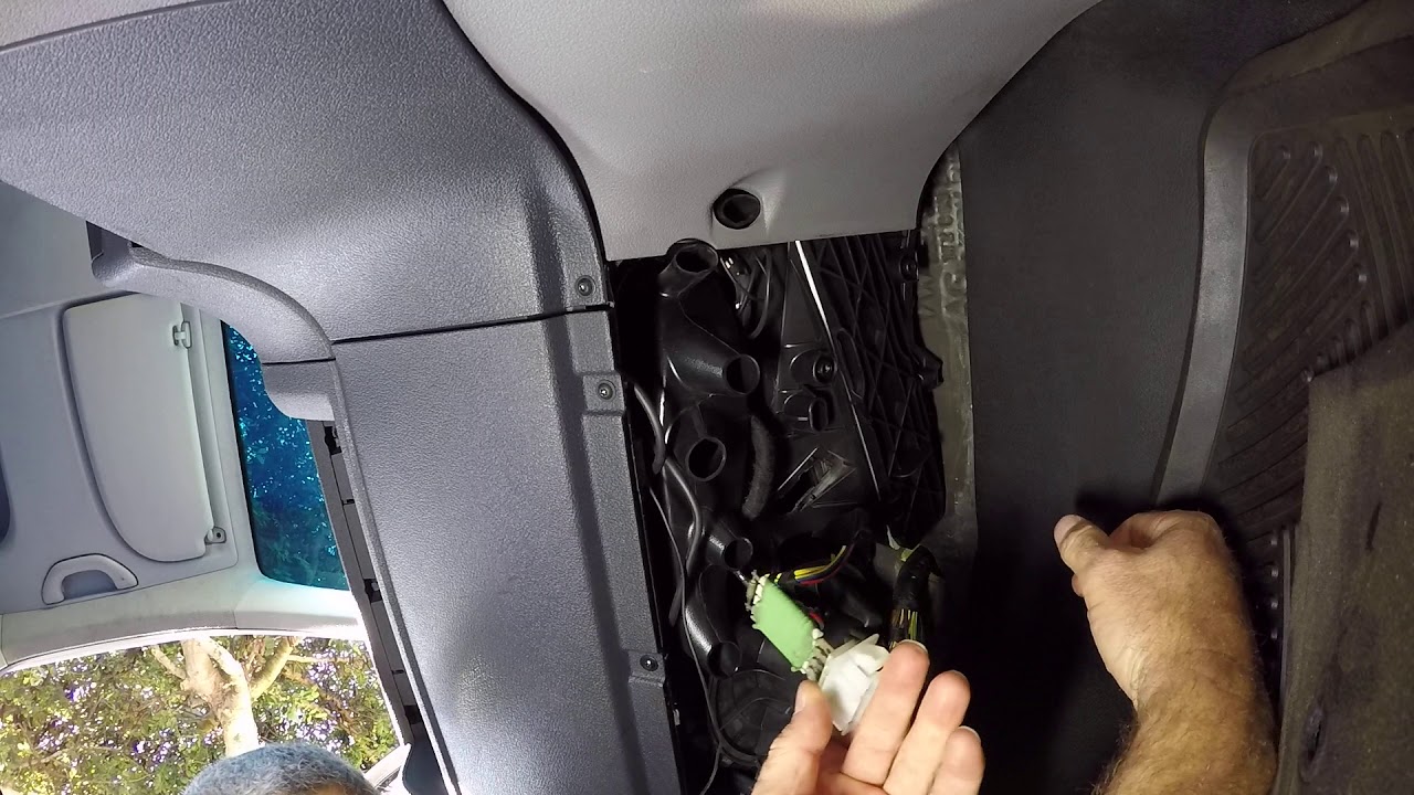 How to replace the fan blower resistor for the VW Caddy
