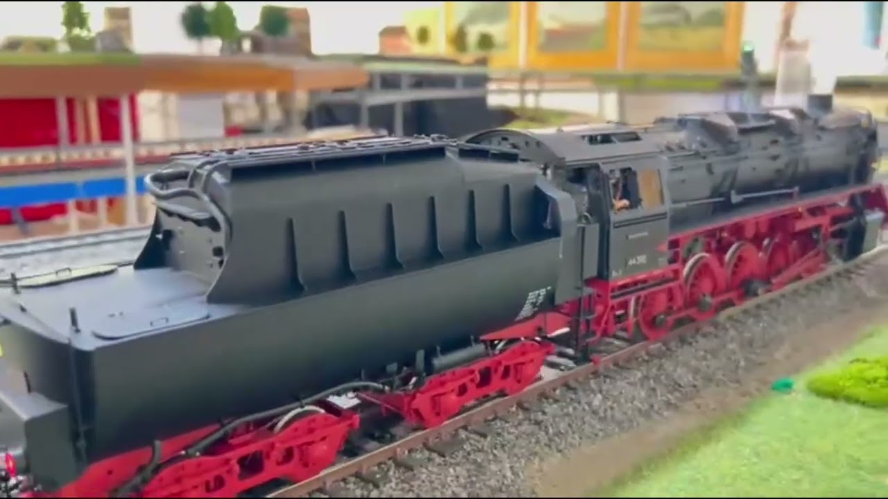 Gauge 1 steam locomotive BR 44 coal dust with covered freight train