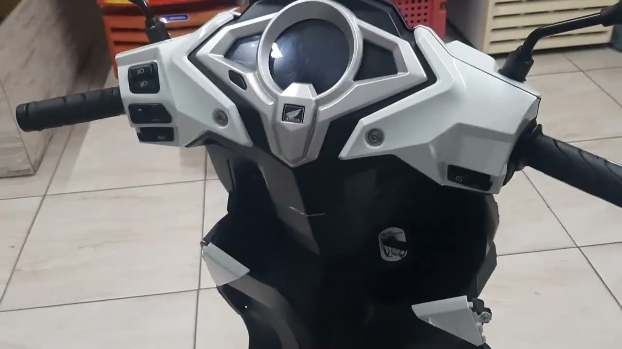 lateral direita ou esquerda honda Elite  125 como desmontar....