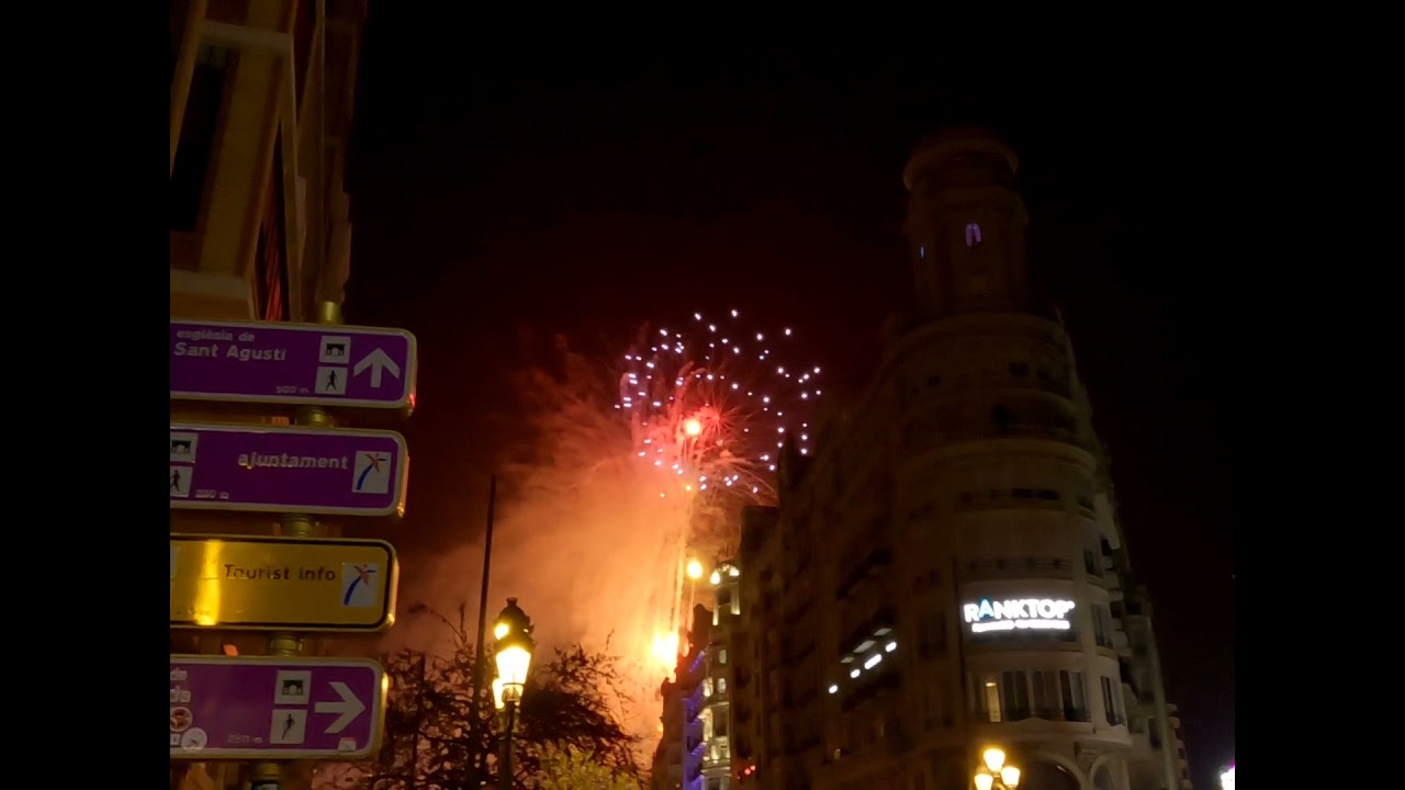 Valencia New Year's Eve Fireworks 2021/2022 (Plaza de Ayuntamiento)