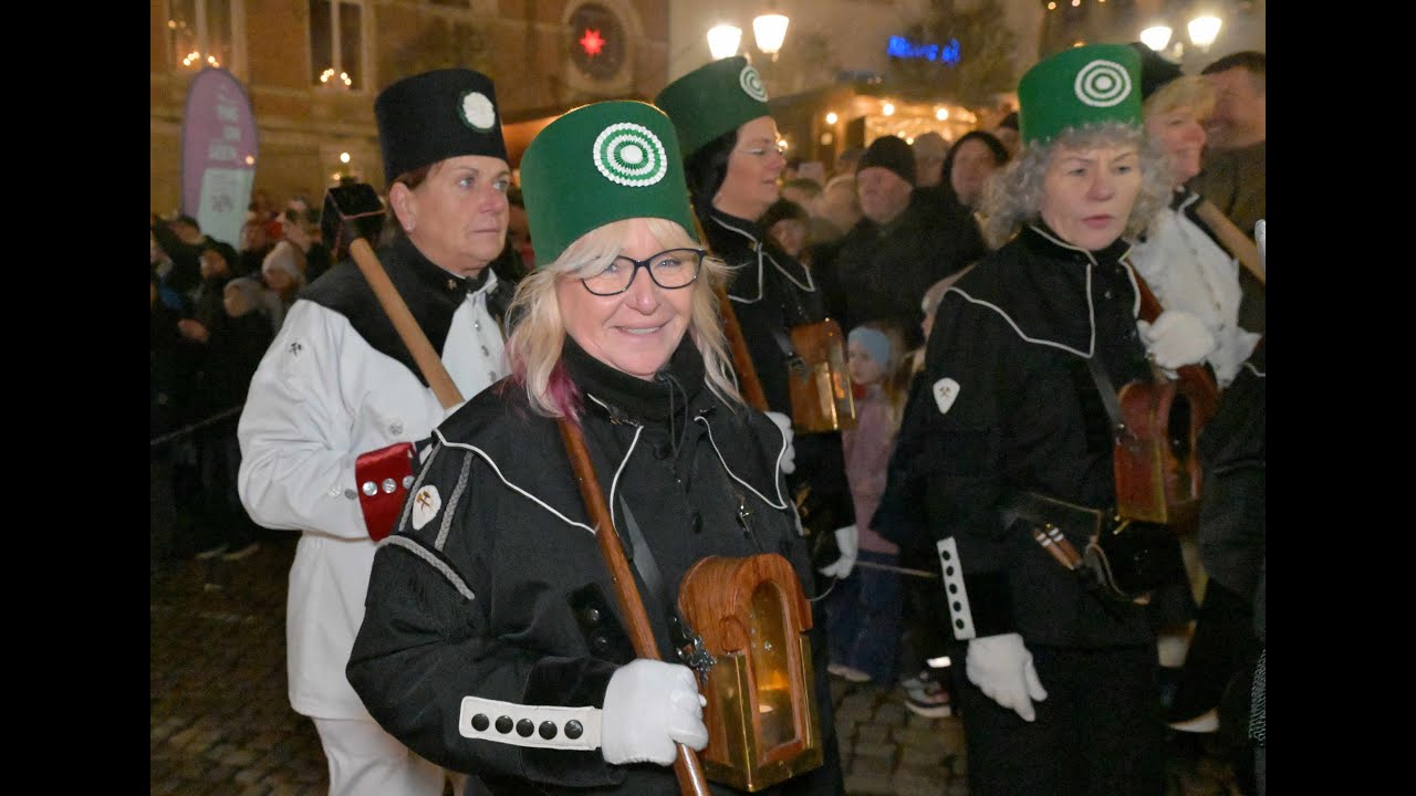 2025/281 – Bergparade beim 335. Weihnachtsmarkt in Lößnitz