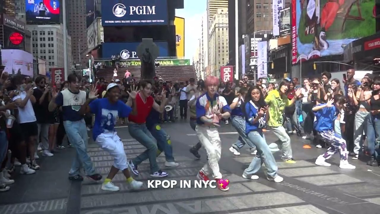 MCND 엠씨엔디 x Harmonyc 2022.08.29: #MOOD Surprise Stage in Times Square New York 뉴욕 타임스퀘어 [fancam 직캠]