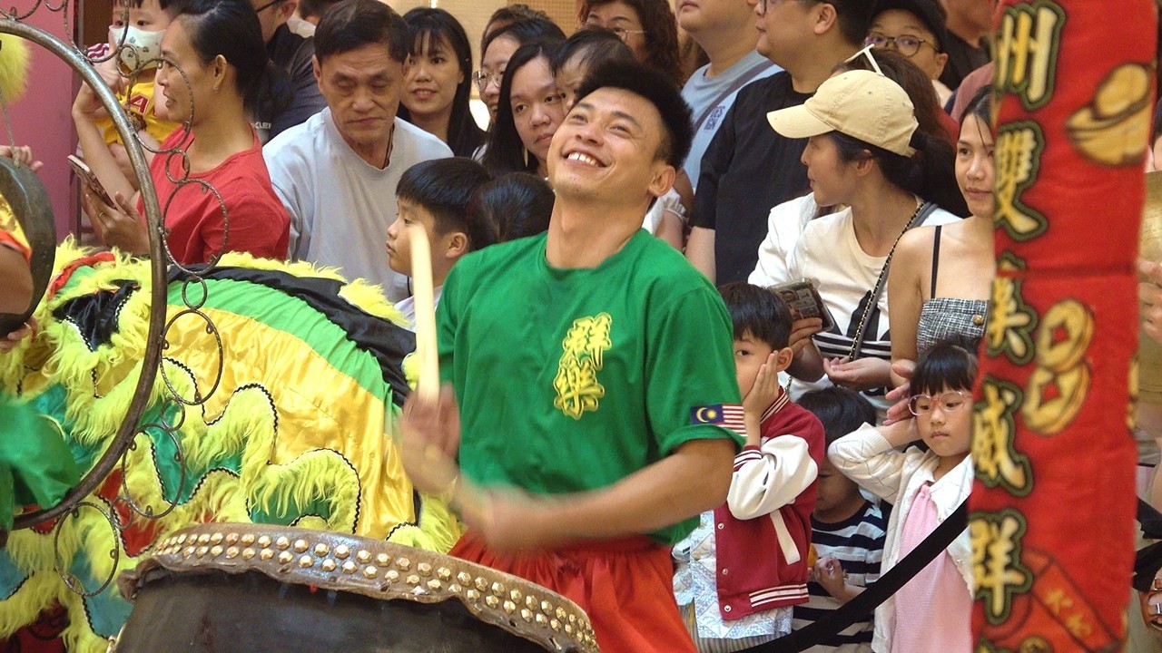 A lion dancer doubling as a drummer during Khuan Loke&rsquo;s spectacular performance at The Garden 群乐体育会