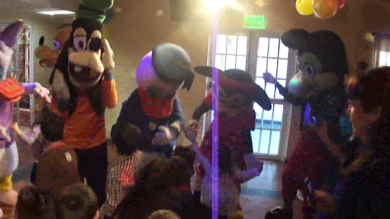 Salón Evaristo´s; Cumple 3 de Manuel: Presentación de personajes