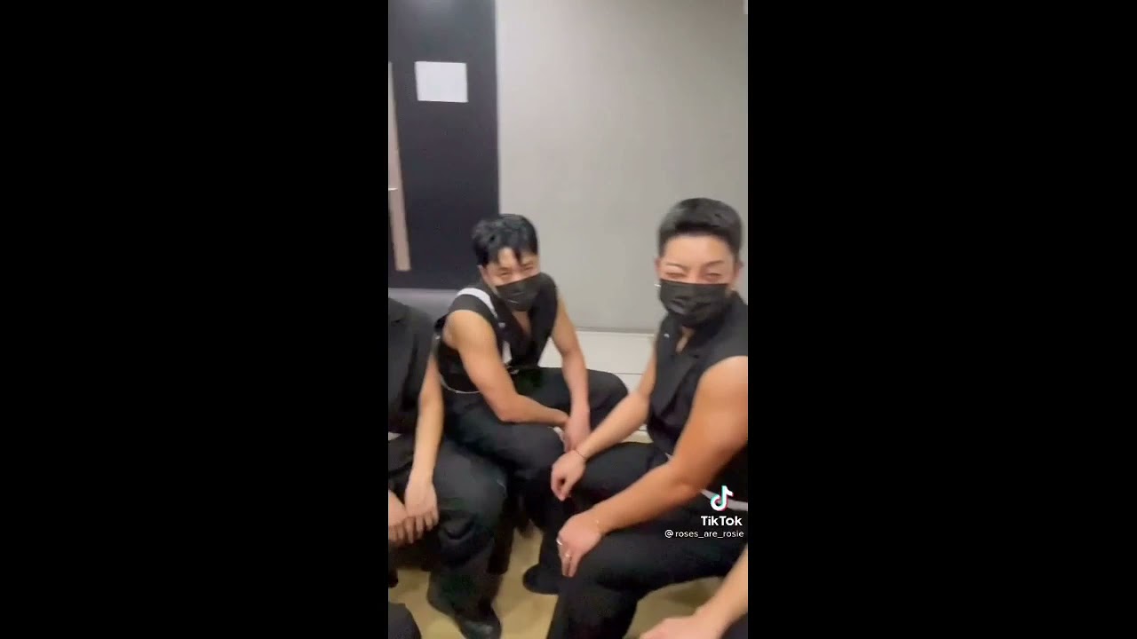 ROSÉ CUTE MOMENTS WITH HER BACKUP DANCERS (BACKUP DANCERS SINGING ON THE GROUND)