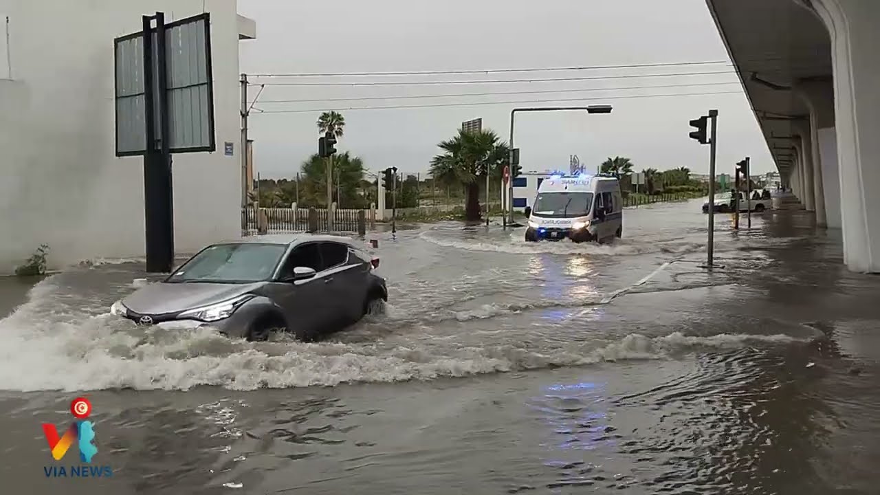 غرق مفترق شارع الحبيب بورقيبة وقنطرة الجمهورية بالكامل بالمياه
