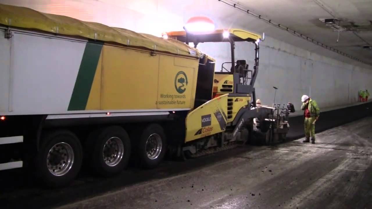 KEITH® WALKING FLOOR® V-FLOOR® System Unloading Asphalt in a Tunnel