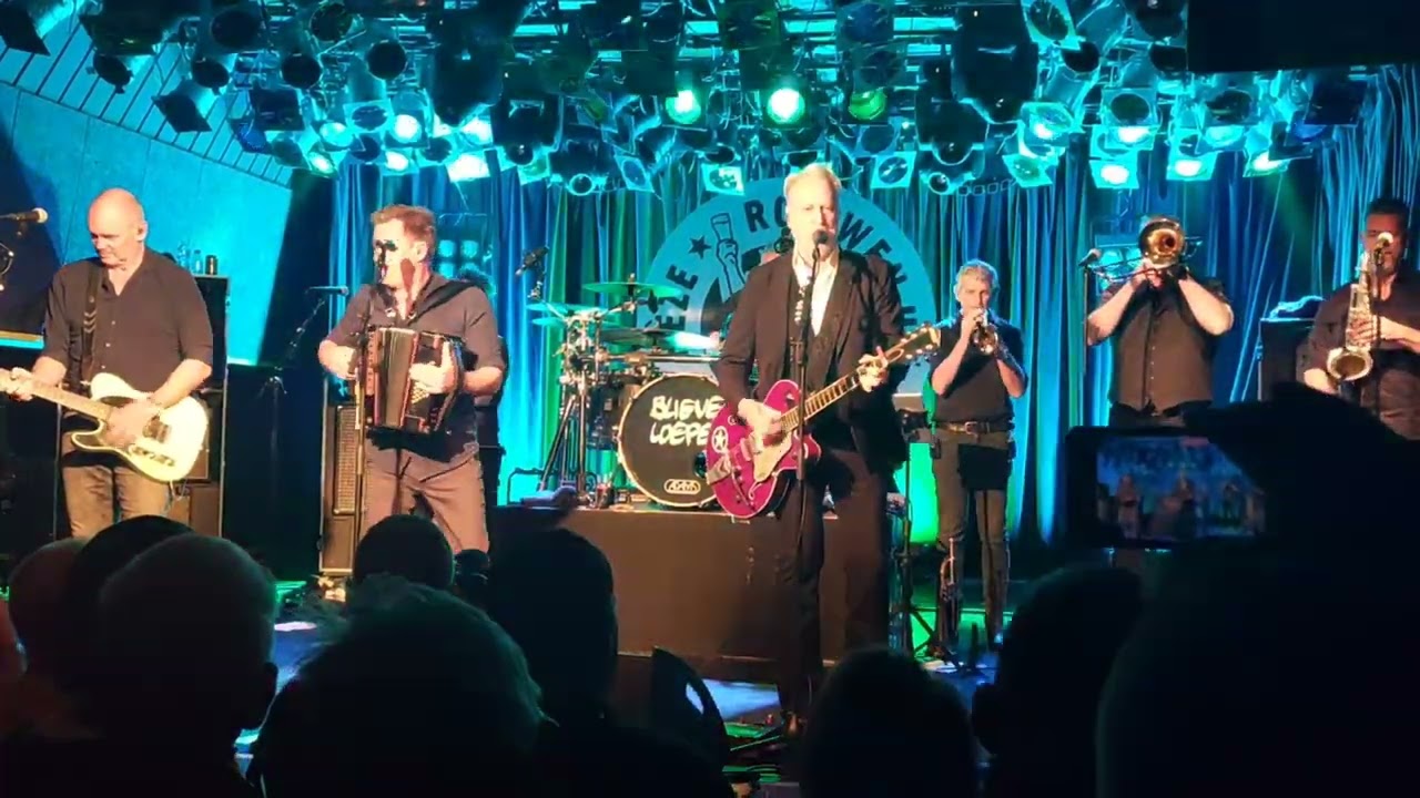 Rowwen Hèze geeft geslaagde show in poppodium Het Bolwerk in Sneek