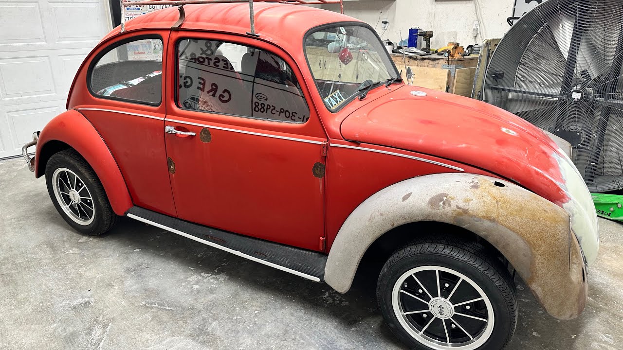 Замена переднего фартука и ремонт повреждений после аварии на Volkswagen Beetle 1967 года.