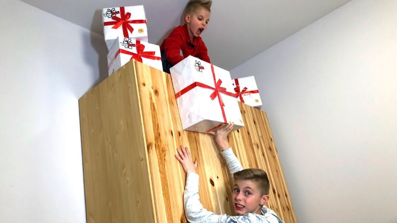 Одни ДОМА... Нашли НЫЧКУ. Делим подарки YouBox .There was only one in the house with his brother