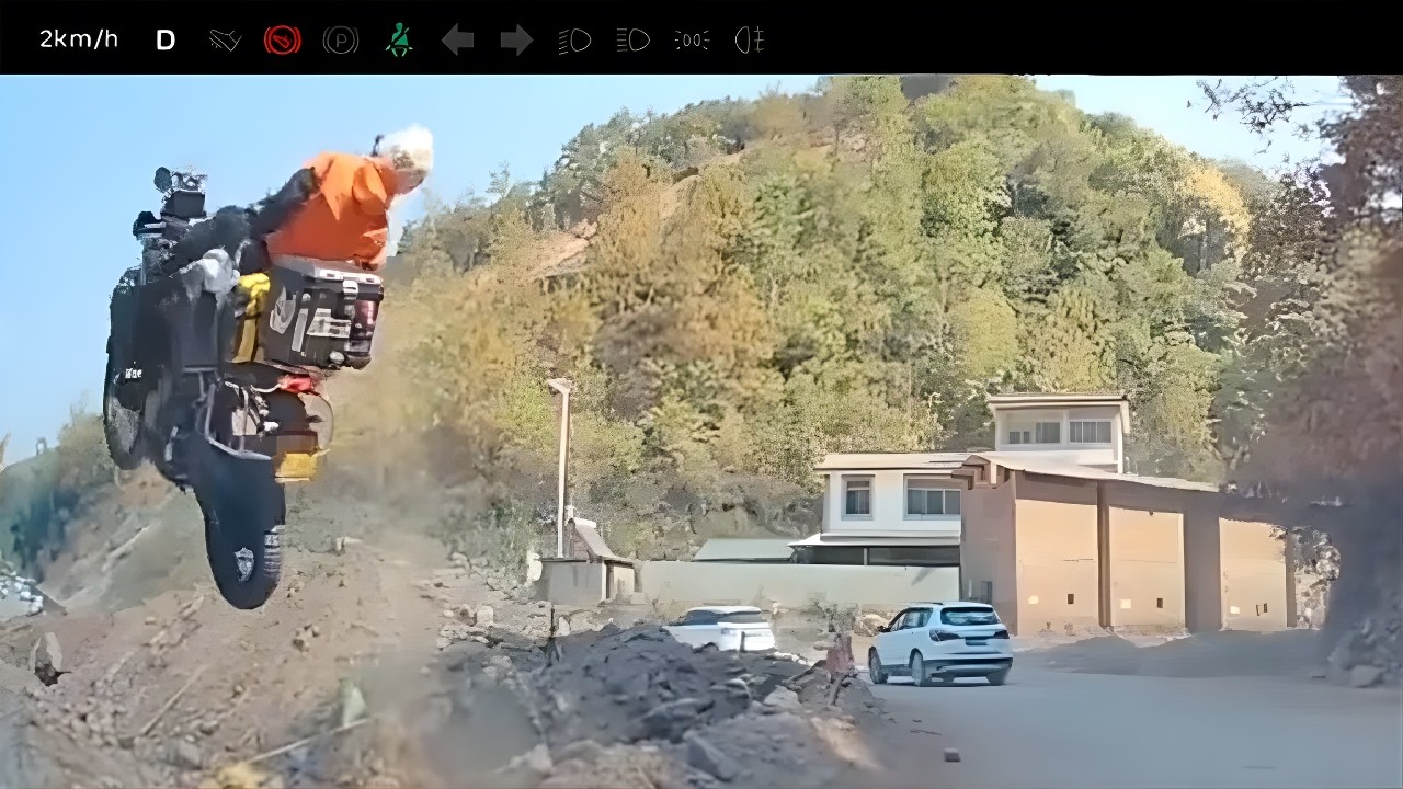 Мотоциклист упал со скалы! Черт возьми, авария на внедорожном мотоцикле запечатлена на видеорегис...