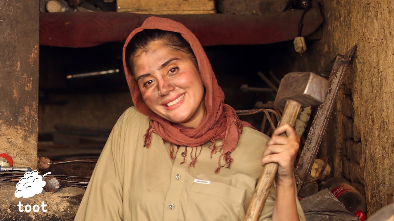 یک روز شاگردی - میترا در آهنگری | Yak Roz Shagerdi - Metra in Smithy