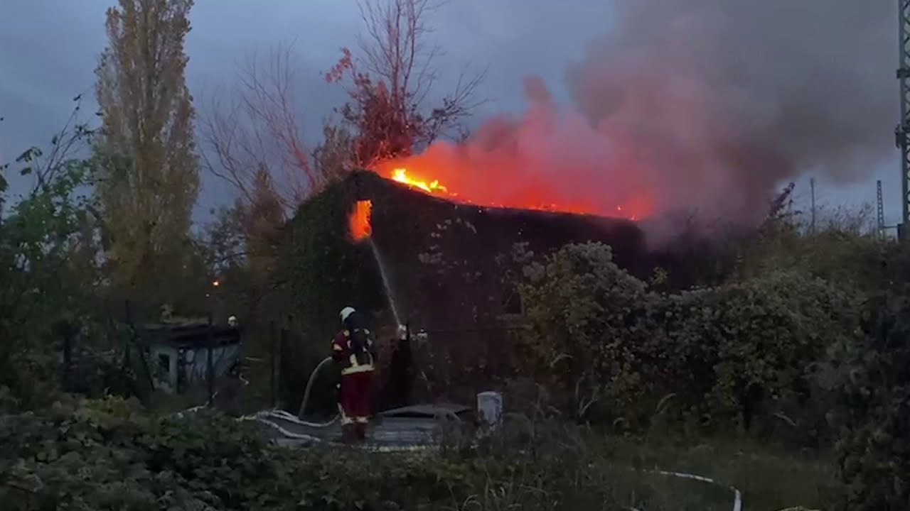 Feuerwehr-Großeinsatz in Dessau: Bahngebäude in Flammen