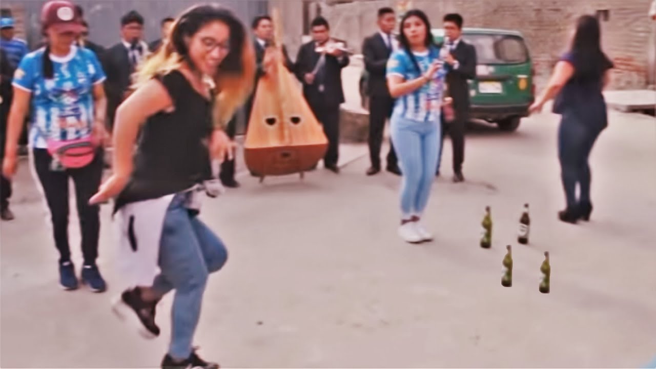 llega a fiesta y demuestra como se baila EL HUAYLARSH 😍 (COMPLETO)
