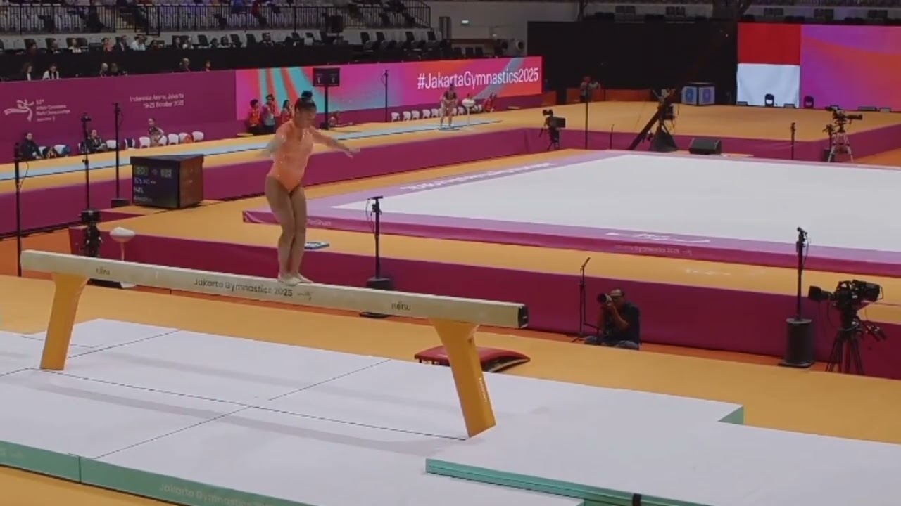 Julia Soares na trave mundial de ginástica artística em Jakarta na Indonésia