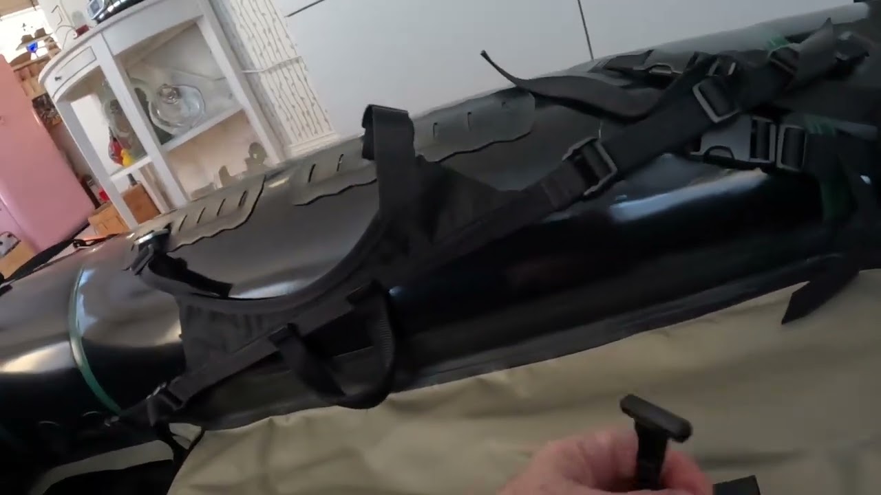 Testilaboratorio Oho ja Hupsis tutustuu MRS Viking Evo self bailer ISS koskipackraftiin.