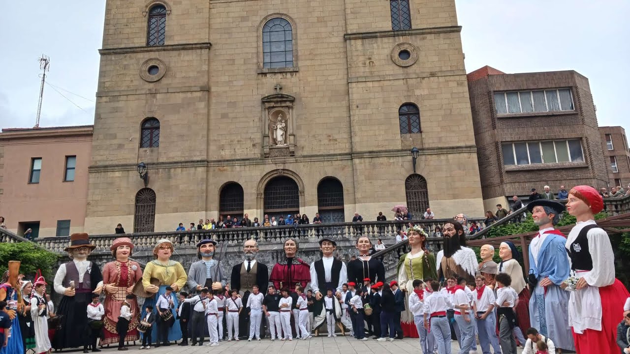 Concentración de gigantes en el Santutxu kolorea