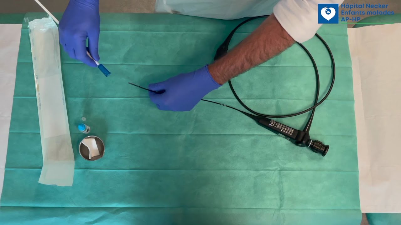 Comment mettre (et enlever) une gaine de fibroscope à usage unique ?