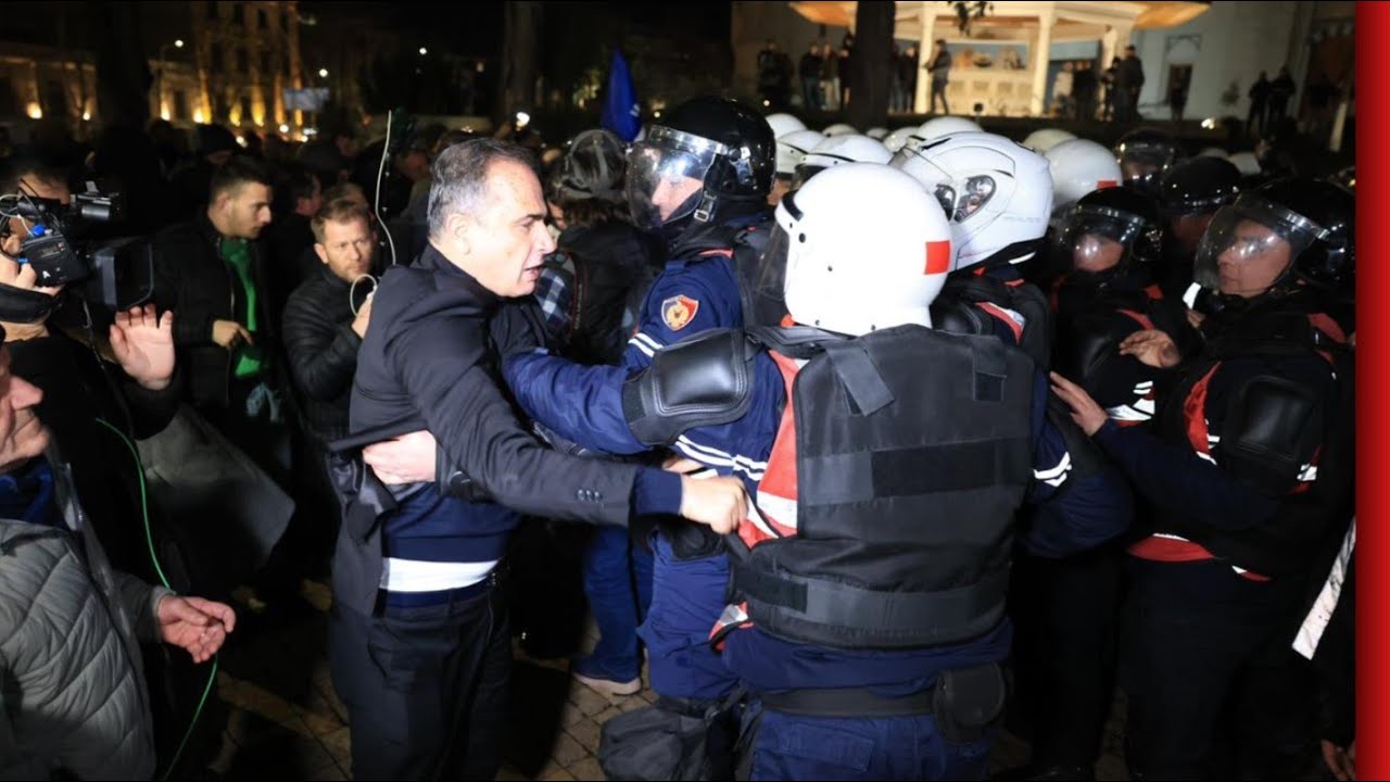 Protestuesit përplasen me policinë, mes tyre dhe Luçiano Boçi