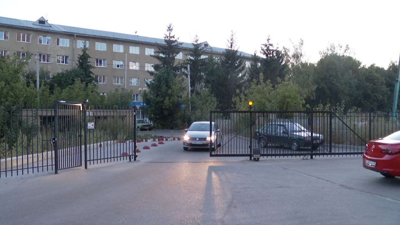 Жители многоэтажек в центре Тамбова конфликтуют из-за забора, поставленного жильцами одного из домов