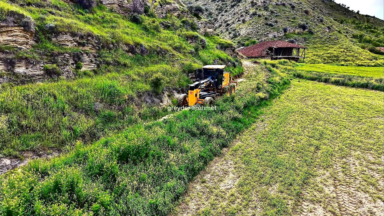 W jaki spos&oacute;b r&oacute;wniarka Deere 670 spulchnia zieloną darń? #r&oacute;wniarka #johndeere