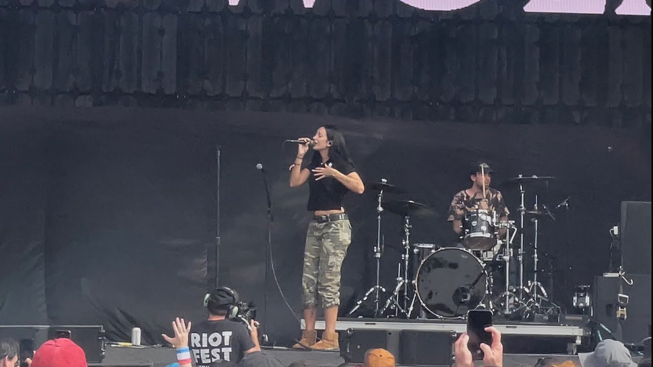 Julia Wolf - “Loser” (Live) Riot Fest Chicago, IL 9/19/2025