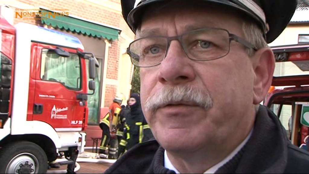 Meterhohe Flammen - Möbelhaus in der Innenstadt in Flammen