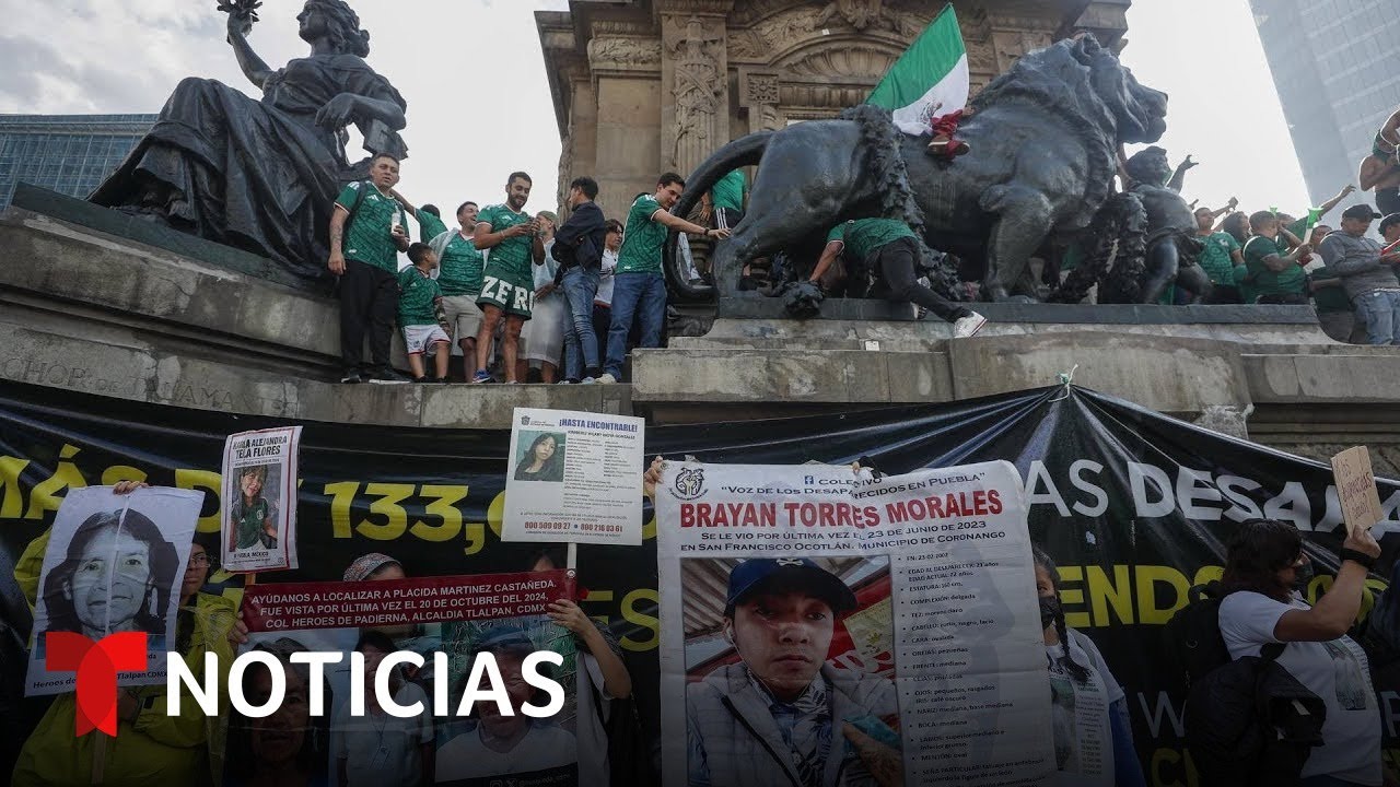 Victoria de M&eacute;xico en el Mundial contrasta con protestas de madres y maestros | Noticias Telemundo