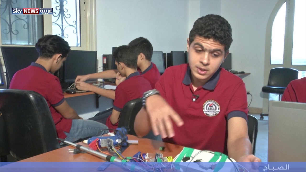 طالبان مصريان يبتكران عصا ذكية لمساعدة المكفوفين في المشي