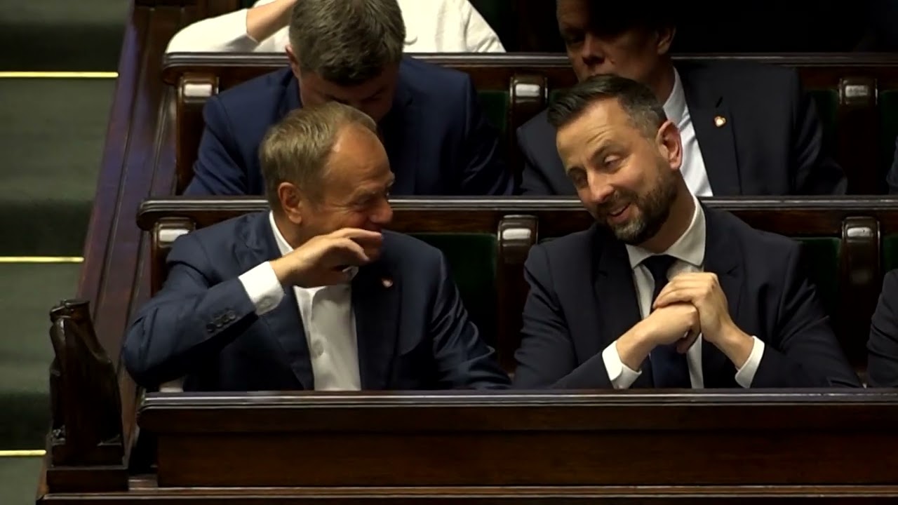 PROJEKT HOŁOWNI SIĘ SYPIE! Masowe odejścia i wojna o wpływy w Polsce 2050