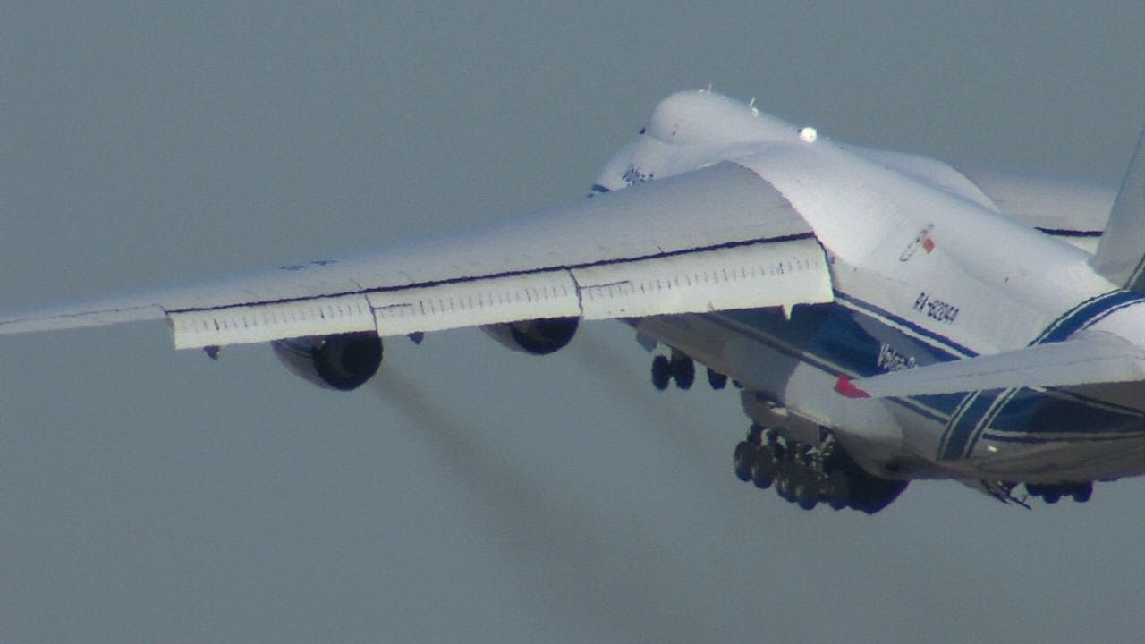 Antonov AN-124 heavy departing NASA